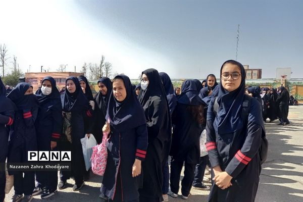 برگزاری نماز جماعت و نشست تبیینی با حضور دانش‌آموزان مدرسه هیات امنایی فرزانگان