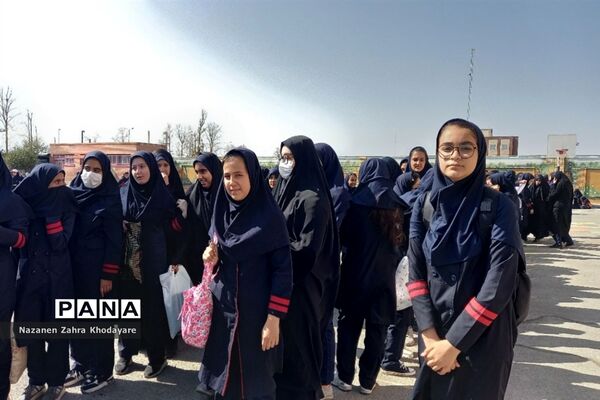 برگزاری نماز جماعت و نشست تبیینی با حضور دانش‌آموزان مدرسه هیات امنایی فرزانگان