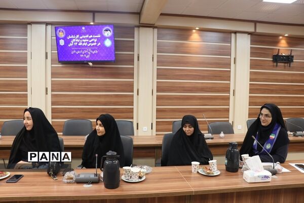 نشست هم‌اندیشی کارشناسان نواحی مشهد و تبادکان در خصوص ایام الله 13 آبان