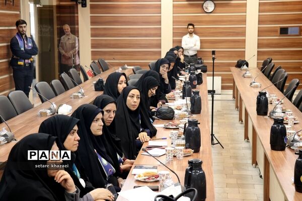 نشست هم‌اندیشی کارشناسان نواحی مشهد و تبادکان در خصوص ایام الله 13 آبان