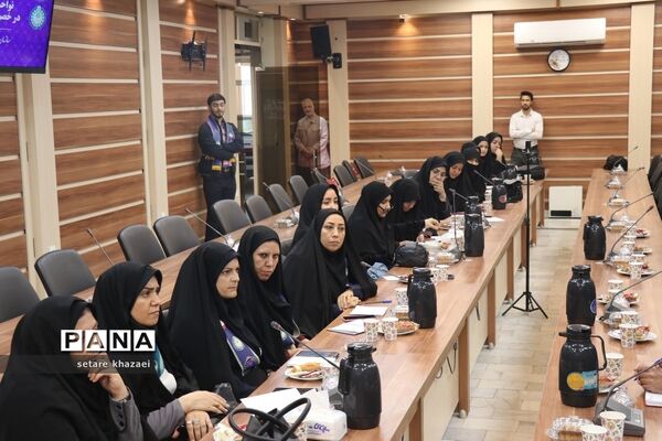 نشست هم‌اندیشی کارشناسان نواحی مشهد و تبادکان در خصوص ایام الله 13 آبان