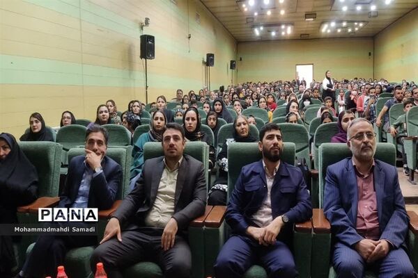 آیین تجلیل از دانش‌آموزان مدال‌آور شهرستان دلیجان