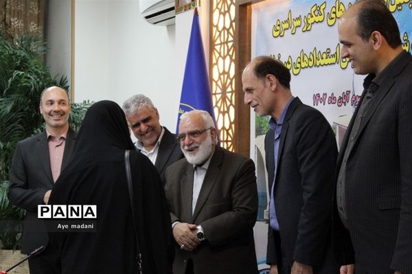 آیین تجلیل از برترین‌های کنکور و سمپاد در کمیته امداد امام خمینی (ره)