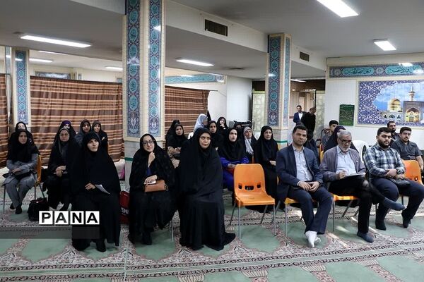 مراسم تقدیر از معلمان و دانش‌آموزان جهادی در ناحیه دو ری