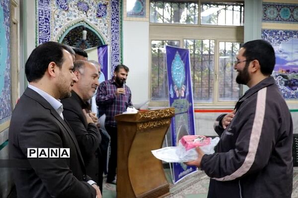 مراسم تقدیر از معلمان و دانش‌آموزان جهادی در ناحیه دو ری