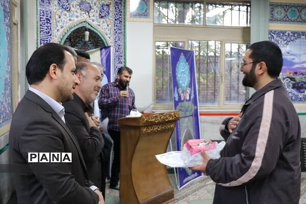 مراسم تقدیر از معلمان و دانش‌آموزان جهادی در ناحیه دو ری