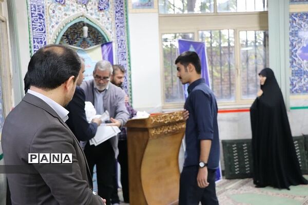 مراسم تقدیر از معلمان و دانش‌آموزان جهادی در ناحیه دو ری