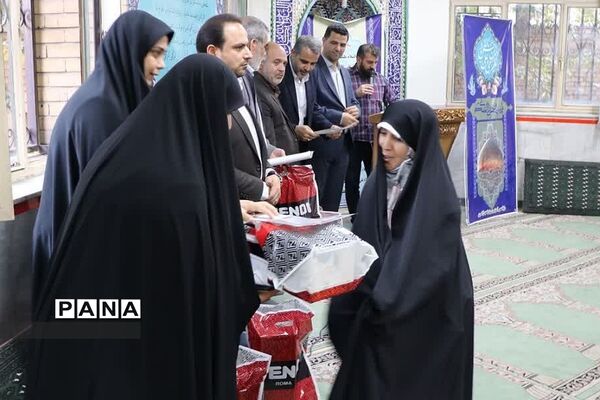مراسم تقدیر از معلمان و دانش‌آموزان جهادی در ناحیه دو ری