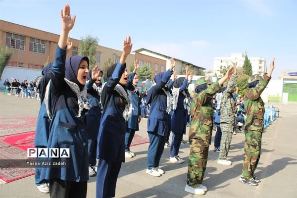 آیین نواختن زنگ پدافند غیرعامل در مدرسه موفقیان یک شهرستان بهارستان