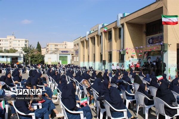 آیین نواختن زنگ پدافند غیرعامل در مدرسه موفقیان یک شهرستان بهارستان