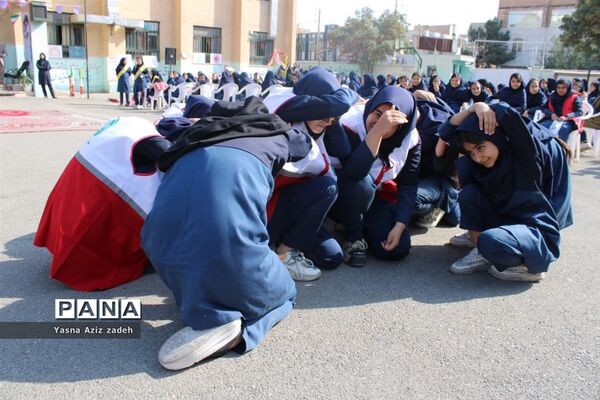 آیین نواختن زنگ پدافند غیرعامل در مدرسه موفقیان یک شهرستان بهارستان