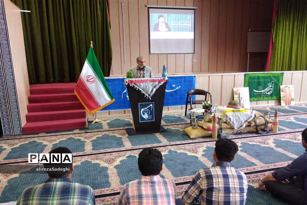 یادواره شهدای دانش‌آموز در دبیرستان امام علی(ع) ابرکوه