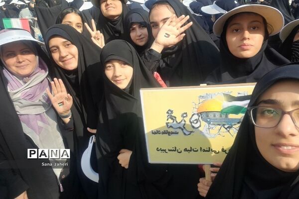 تجمع دانش‌آموزان  تهرانی در حمایت از کودکان غزه