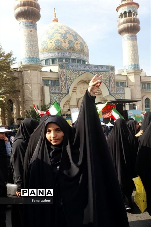 تجمع دانش‌آموزان  تهرانی در حمایت از کودکان غزه