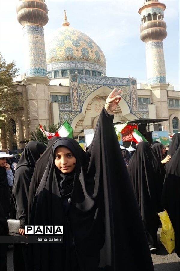 تجمع دانش‌آموزان  تهرانی در حمایت از کودکان غزه