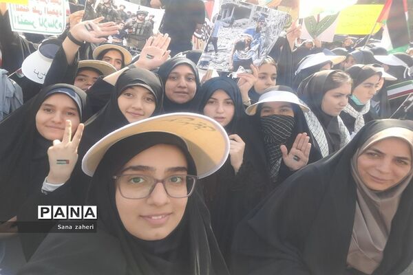 تجمع دانش‌آموزان  تهرانی در حمایت از کودکان غزه