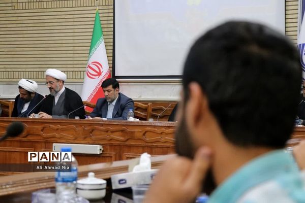 نشست استاندار قم با دبیران تشکل‌های دانشجویی