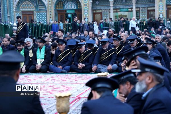 آیین نصب پرچم سیاه بر گنبد حرم حضرت معصومه(س)