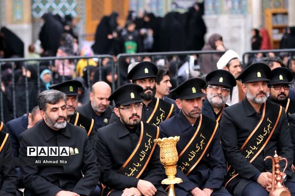 آیین نصب پرچم سیاه بر گنبد حرم حضرت معصومه(س)