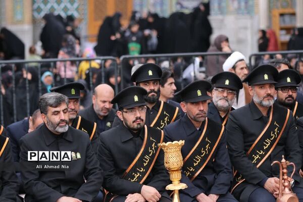 آیین نصب پرچم سیاه بر گنبد حرم حضرت معصومه(س)