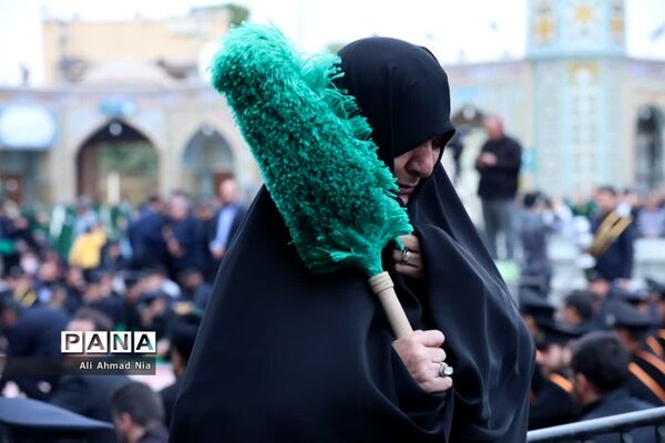 آیین نصب پرچم سیاه بر گنبد حرم حضرت معصومه(س)
