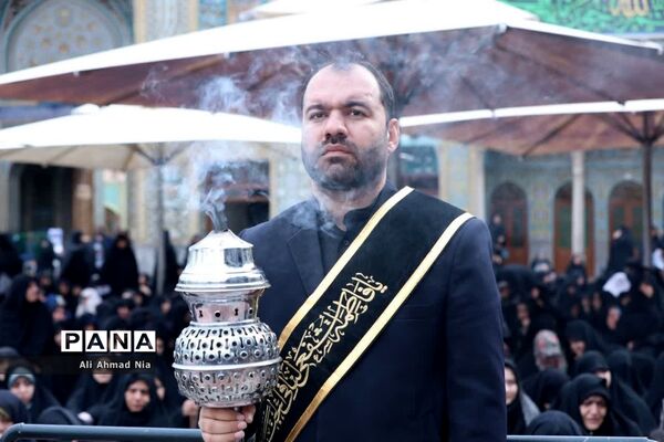 آیین نصب پرچم سیاه بر گنبد حرم حضرت معصومه(س)