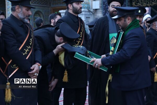 آیین نصب پرچم سیاه بر گنبد حرم حضرت معصومه(س)