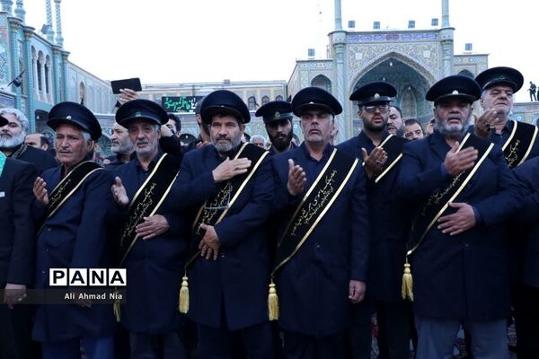 آیین نصب پرچم سیاه بر گنبد حرم حضرت معصومه(س)