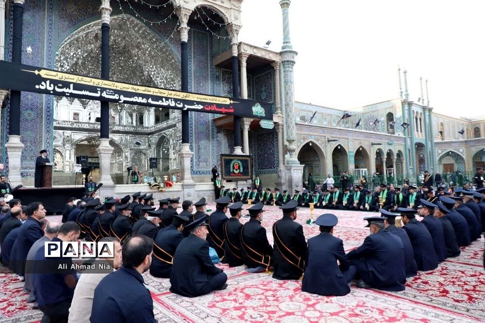 آیین نصب پرچم سیاه بر گنبد حرم حضرت معصومه(س)
