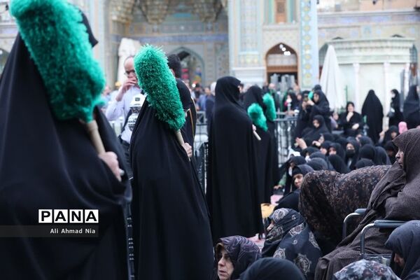 آیین نصب پرچم سیاه بر گنبد حرم حضرت معصومه(س)
