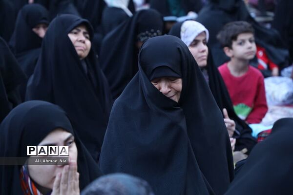 آیین نصب پرچم سیاه بر گنبد حرم حضرت معصومه(س)