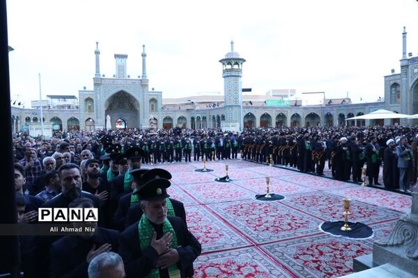 آیین نصب پرچم سیاه بر گنبد حرم حضرت معصومه(س)