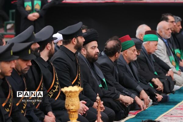 آیین نصب پرچم سیاه بر گنبد حرم حضرت معصومه(س)