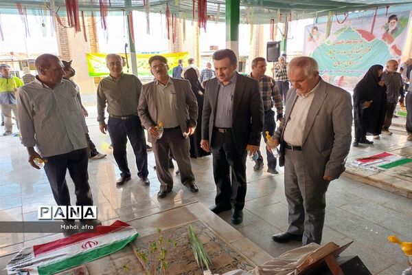 غبارروبی و عطر افشانی مزار مطهر شهدای مدرسه شهید پیروز بهبهان