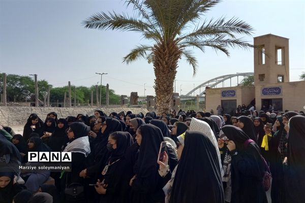 بازدید دانش‌آموزان اصفهانی شرکت کننده در اردوی راهیان نور از موزه ملی دفاع مقدس شهر خرمشهر