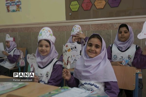 مراسم آغاز طرح ملی پیشگیری از پوسیدگی دندان دانش‌آموزان در دبستان محدثه شاهد شهرستان ورامین