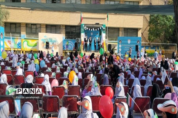 مراسم آغاز طرح ملی پیشگیری از پوسیدگی دندان دانش‌آموزان در دبستان محدثه شاهد شهرستان ورامین