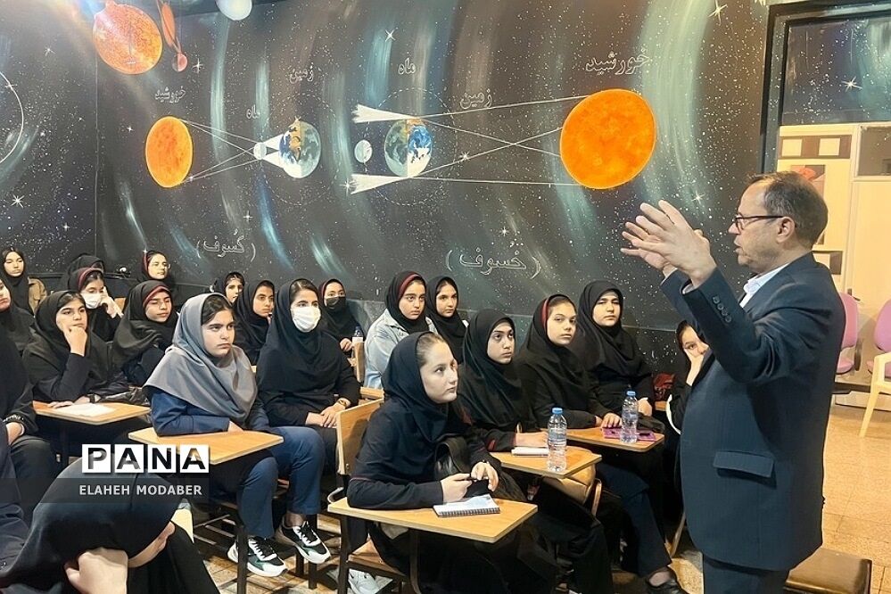 کارگاه آموزشی آشنایی با نجوم  و رصد ماه و صور فلکی در پژوهش‌سرای دانش‌آموزی کاوش کهریزک