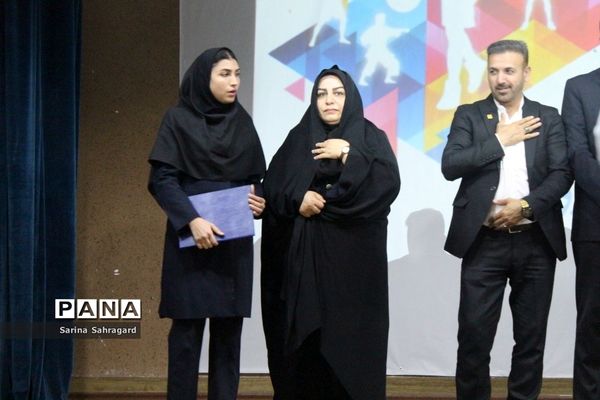 تجلیل از خانواده شهدا، فعالان حوزه تربیت‌بدنی و مدال‌آوران مسابقات ورزشی کشوری در بوشهر