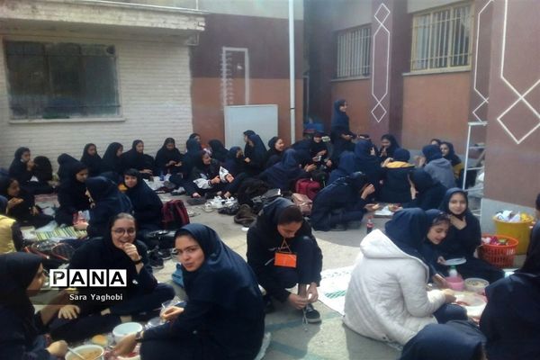 جشنواره غذای سالم در مدرسه عارفه شهر اراک