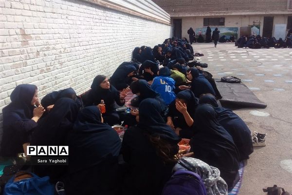 جشنواره غذای سالم در مدرسه عارفه شهر اراک