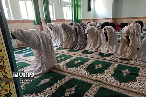برگزاری نماز جماعت در دبیرستان دخترانه نبوت ملارد