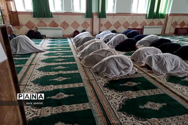 برگزاری نماز جماعت در دبیرستان دخترانه نبوت ملارد