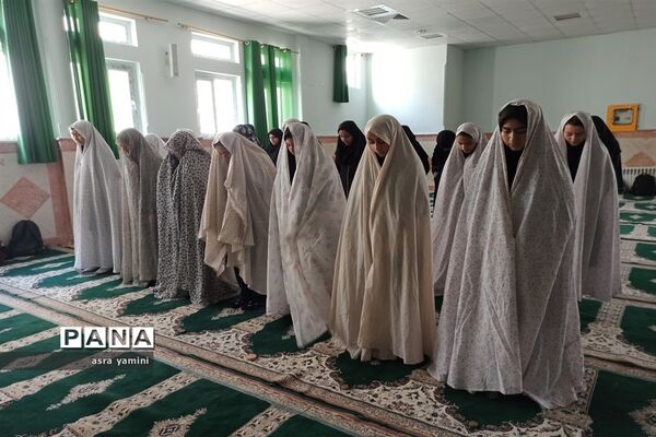 برگزاری نماز جماعت در دبیرستان دخترانه نبوت ملارد
