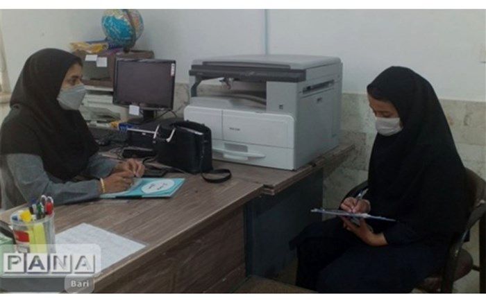 مشاور مدرسه به دانش‌آموزان نحوه مواجهه با مشکلات را یاد دهد