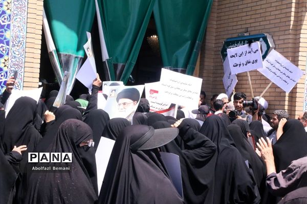 جلوه‌هایی از حضور مردم قم در راهپیمایی 15 خرداد