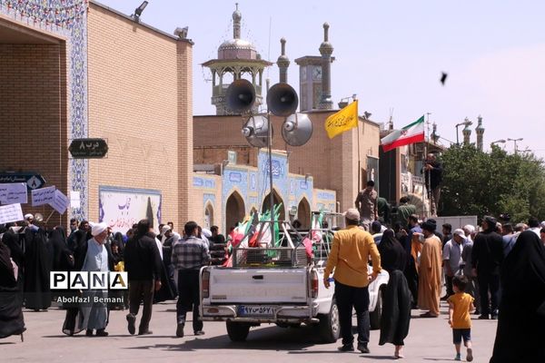 جلوه‌هایی از حضور مردم قم در راهپیمایی 15 خرداد