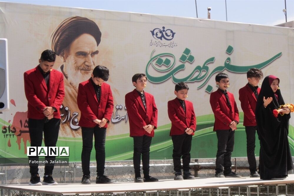 جلوه‌هایی از حضور مردم قم در راهپیمایی 15 خرداد