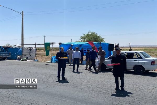 برپایی ایستگاه صلواتی و پذیرایی از زائران حرم مطهر رضوی