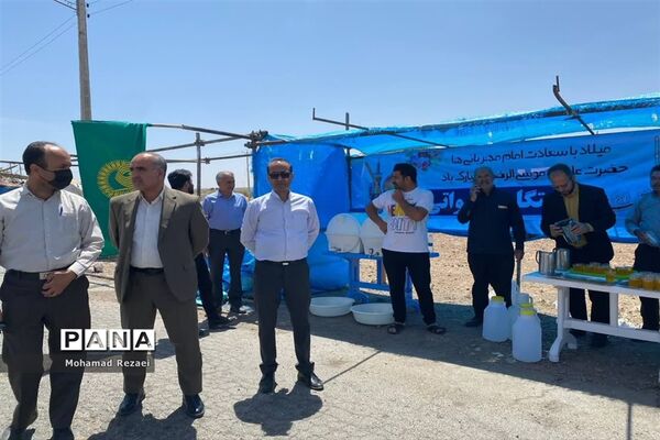 برپایی ایستگاه صلواتی و پذیرایی از زائران حرم مطهر رضوی